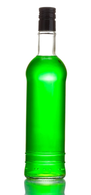 Foto garrafa de absinto isolada em branco