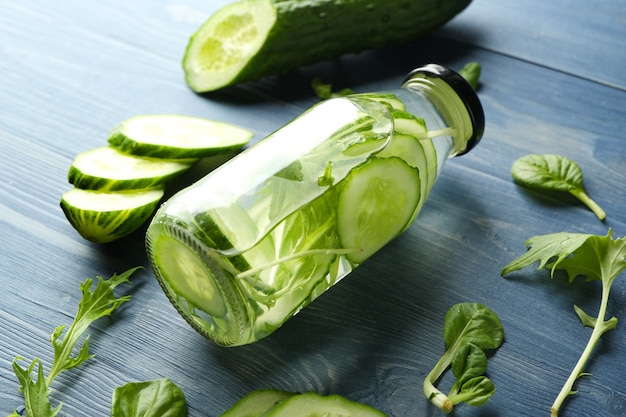 Garrafa de água de pepino na mesa de madeira