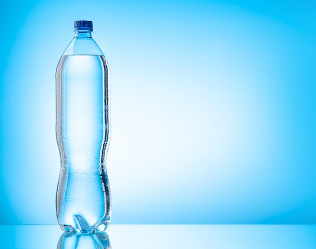 Foto garrafa de água de plástico