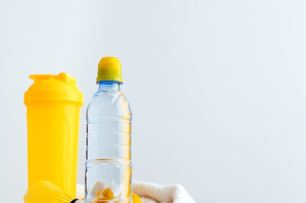 Garrafa de água e garrafa shaker com proteína. Bebidas esportivas