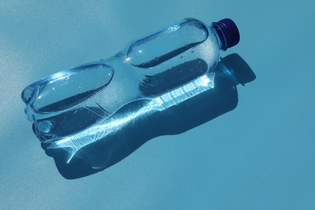 garrafa de água fria no fundo azul