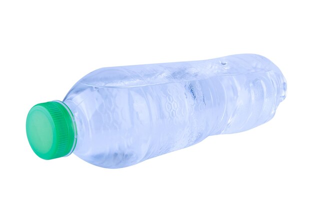 Foto garrafa de água isolada no fundo branco