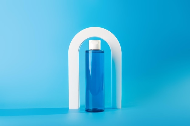 Foto garrafa de água micelar ou toner para cuidados com a pele facial produto de cuidados cosméticos em sombra de vidro