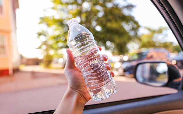garrafa de água plástica em gotas de condensação de fundo branco cores vibrantes conceito de hidratação
