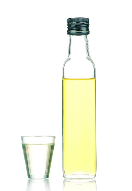 Garrafa de azeite isolada em fundo branco