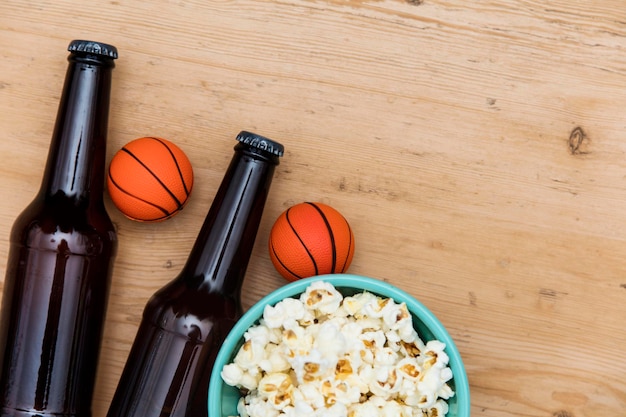 Garrafa de cerveja de festa de jogo de basquete com basquete e pipoca