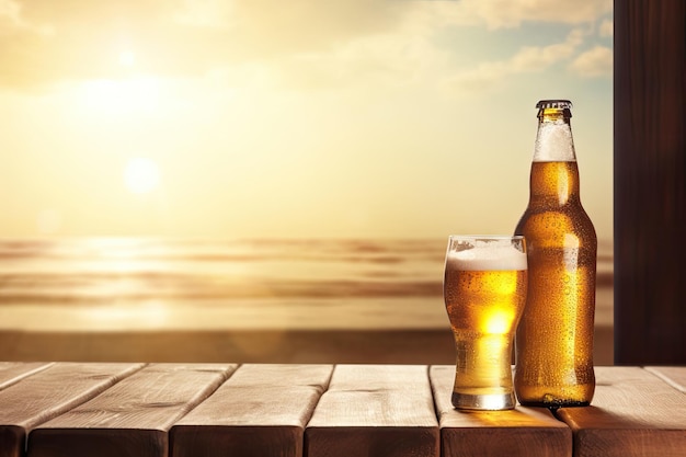 Garrafa de cerveja e copo na mesa com condensação do mar embaçado no fundo Atmosfera de verão