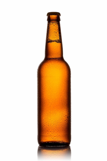 Garrafa de cerveja gelada com gotas isoladas no fundo branco.