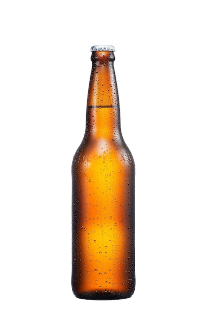 Garrafa de cerveja marrom de 600ml com gotas isoladas sem sombra em um fundo branco