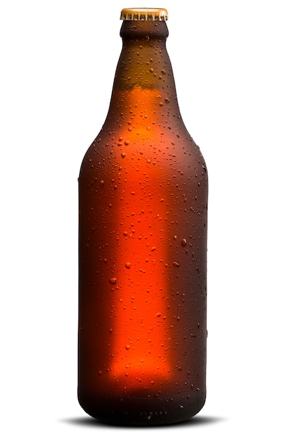 Garrafa de cerveja marrom molhada isolada no fundo branco