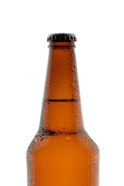 Garrafa de cerveja no fundo branco