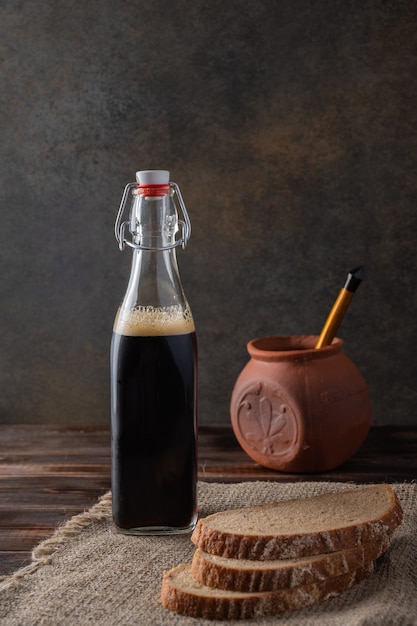 Garrafa de cerveja preta com pão