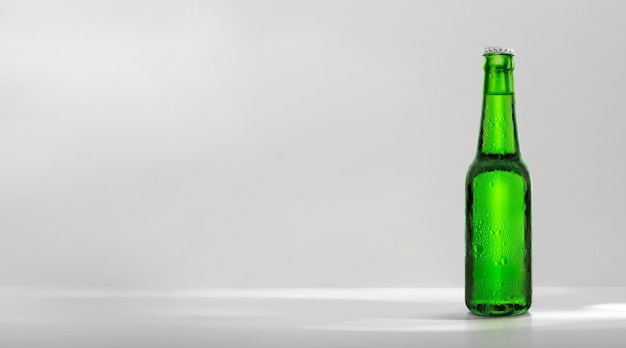 Garrafa de cerveja verde com conta-gotas no fundo branco