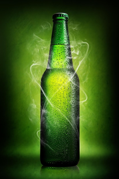 Garrafa de cerveja verde sobre fundo verde