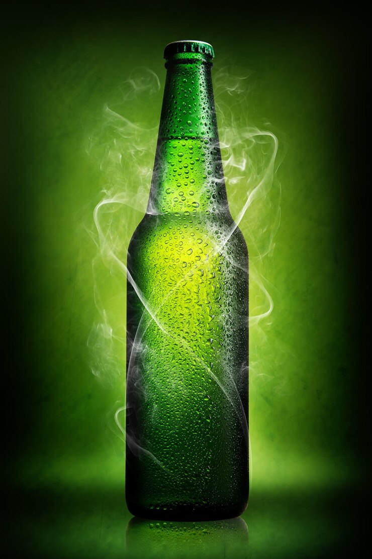 Garrafa de cerveja verde sobre fundo verde