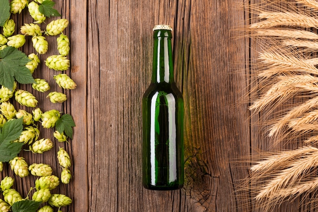 Foto garrafa de cerveja vista superior com ingredientes