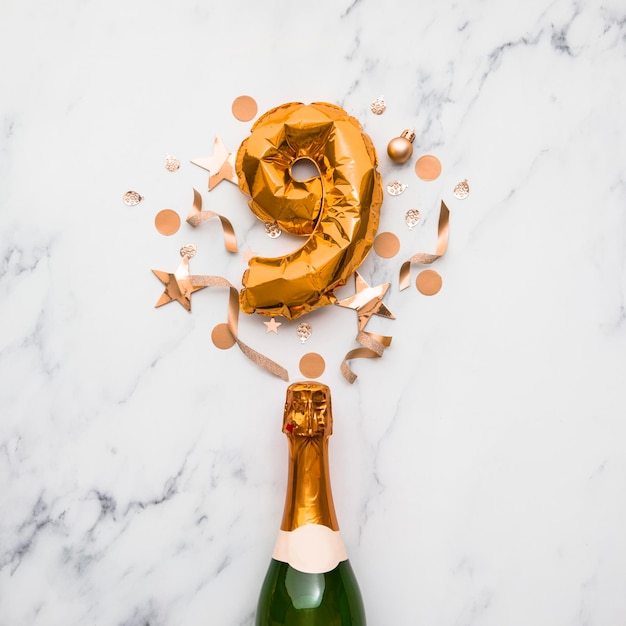 Garrafa de champanhe com conceito de aniversário de festa mínima de balão número ouro