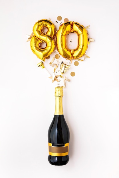 Garrafa de champanhe de festa de aniversário feliz com balão de número de ouro