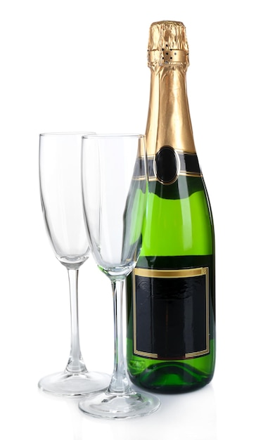 Garrafa de champanhe e copos vazios isolados em branco