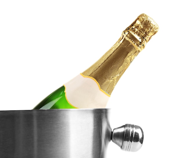 Garrafa de champanhe no balde, isolada no branco
