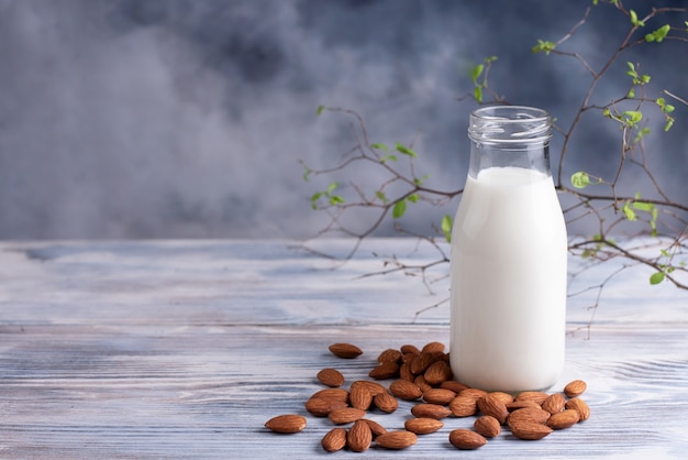 Garrafa de leite de amêndoa com leite vegetariano de amêndoas