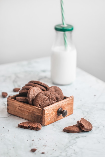 Garrafa de leite e biscoitos de chocolate