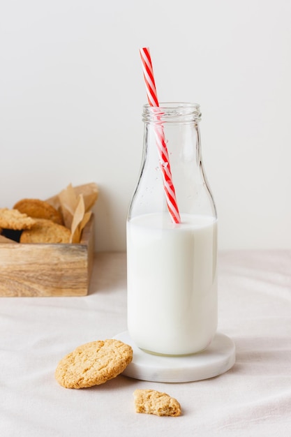 Garrafa de leite fresco com biscoitos de aveia