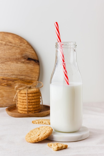 Garrafa de leite fresco com biscoitos de aveia