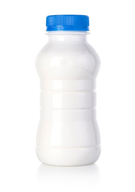 Garrafa de leite isolada no branco com traçado de recorte