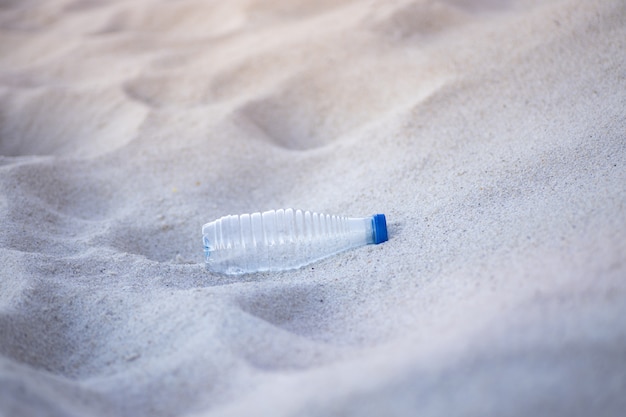 Foto garrafa de lixo deixada na praia