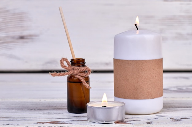 Garrafa de óleo e velas para tratamento de spa