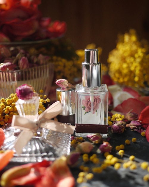 Garrafa de perfume vintage e flores