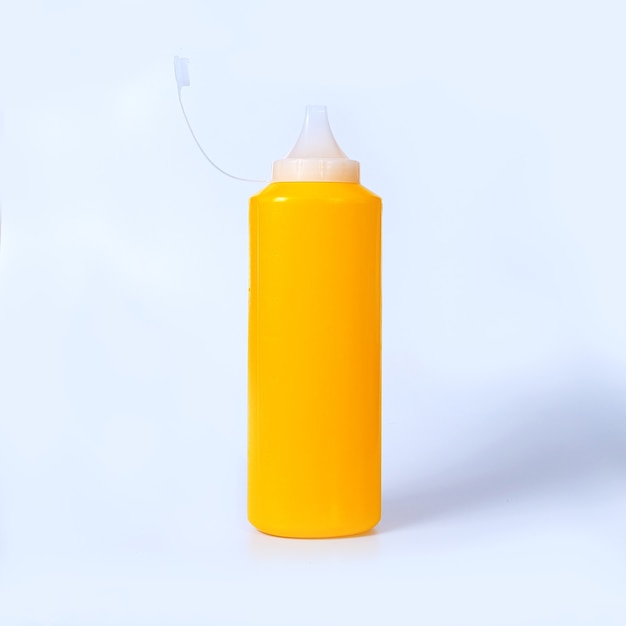 Garrafa de plástico amarela no fundo.