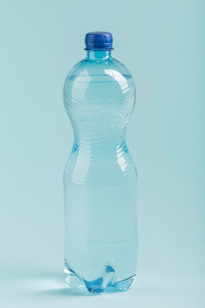 Garrafa de plástico de água isolada no fundo azul