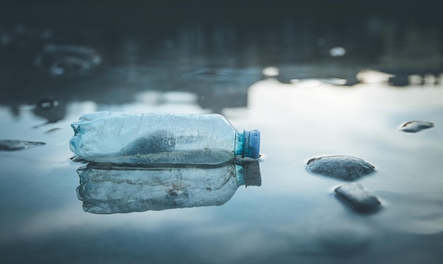 Foto garrafa de plástico de poluição ambiental na praia