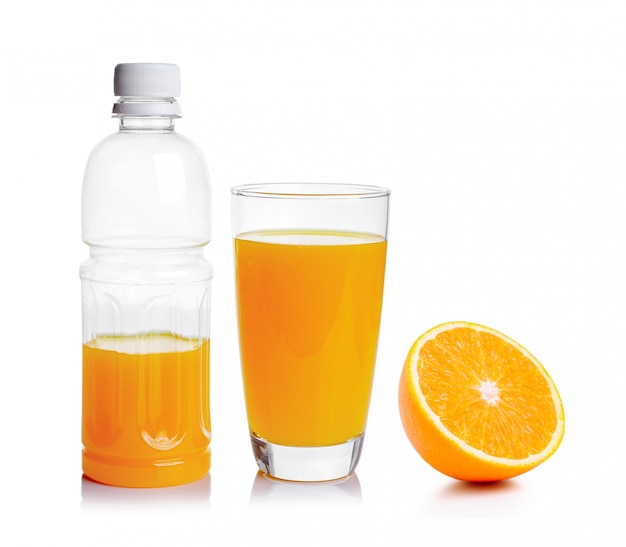 Garrafa de plástico e copo de suco de laranja