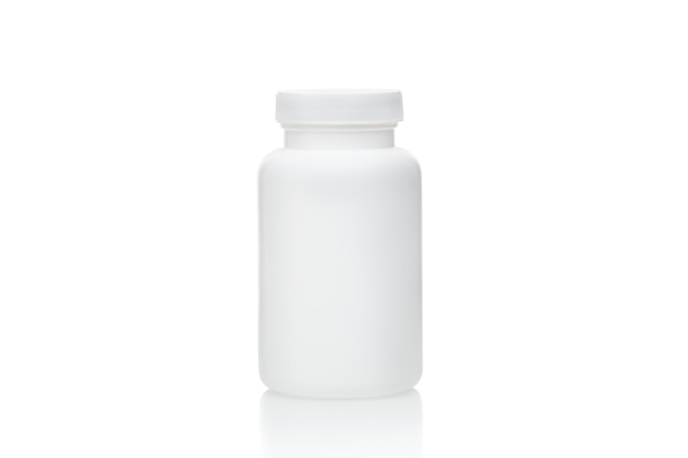 Garrafa de plástico em branco branca com tampa fechada, isolada no fundo branco. Frasco plástico para comprimidos ou vitaminas. Garrafa de maquete em branco com espaço de cópia.