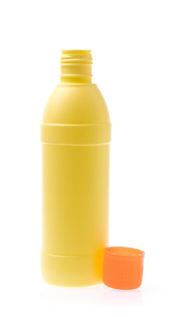 Garrafa de plástico isolada em fundo branco