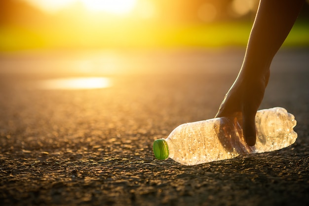 Garrafa de plástico limpa ou lixo, lixo, reciclagem, poluição na estrada