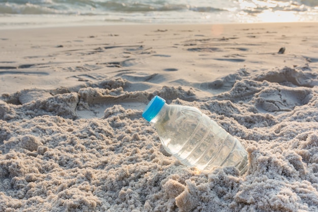 Garrafa de plástico na praia