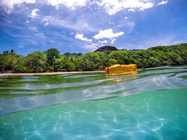 Garrafa de plástico no oceano, reciclagem