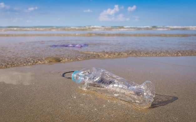 Garrafa de plástico ou lixo na praia