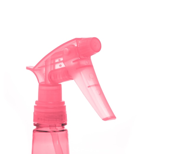 Garrafa de plástico rosa pode pulverizar pistola. Objeto isolado no fundo branco