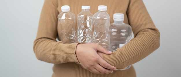 Garrafa de plástico usada reciclar conceito de PET livre de poluição