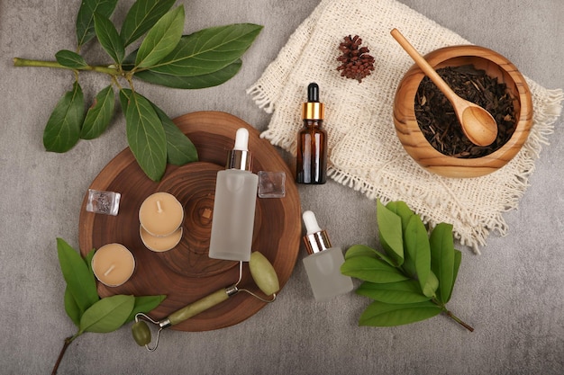 Garrafa de pompa de âmbar natural para cuidados com a pele com velas e elementos verdes