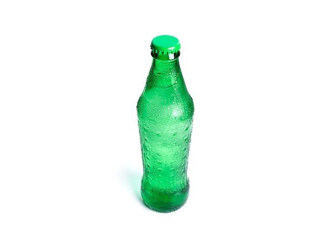 Garrafa de refrigerante isolada no branco. Frasco verde fresco.