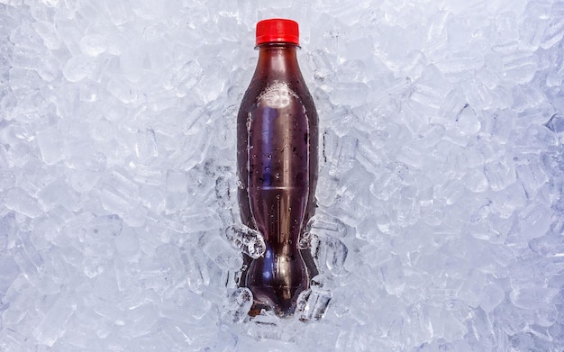Foto garrafa de refrigerante ou bebidas carbonatadas no gelo