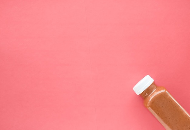 Garrafa de smoothie de chocolate superalimento de desintoxicação para limpeza de perda de peso em fundo de coral flatlay design para blog de especialistas em alimentação e nutrição