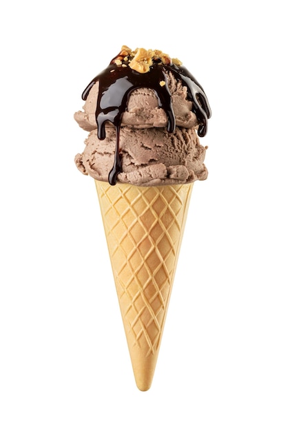 Garrafa de sorvete castanho de chocolate com molho de chocolate e cobertura de nozes servida em um cone de waffle crocante isolado em fundo branco