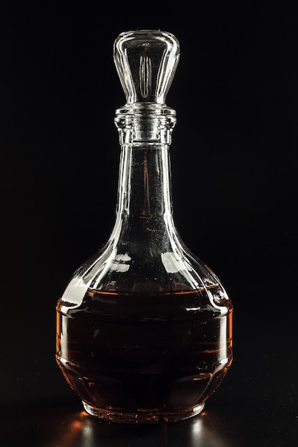Foto garrafa de uísque, ou rum ou álcool